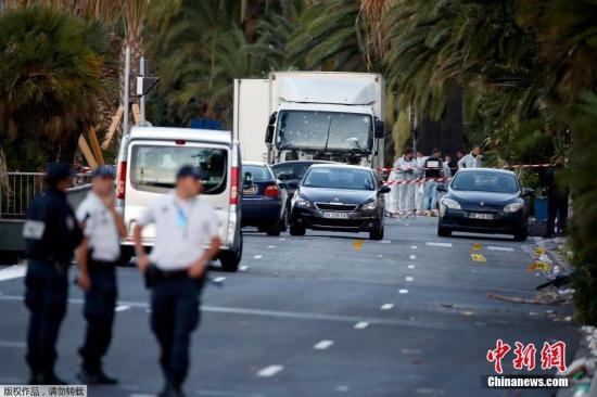 尼斯所在地区的官员称，在肇事卡车上发现了枪支和其他更重型的武器。法国警方称，在卡车上发现了属于一名31岁的突尼斯裔法国人的身份证明。目前，卡车司机的身份鉴别工作仍在进行。