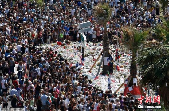 尼斯所在地区的官员称，在肇事卡车上发现了枪支和其他更重型的武器。法国警方称，在卡车上发现了属于一名31岁的突尼斯裔法国人的身份证明。目前，卡车司机的身份鉴别工作仍在进行。