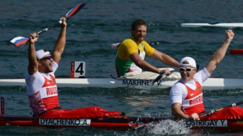 被禁止参加里约奥运的俄罗斯运动员亚历山大·季亚琴科(前左)曾在2012年伦敦奥运获得200米男子双人划金牌。 