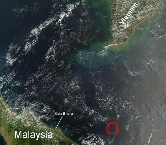 据美国宇航局发布的图片显示，NASA的卫星TerraMODIS拍摄了相关海域的一张250米精度的卫星图像，图片定位约在104.6 E，6.1 N，右下角红圈疑似马航370失事地点。图片来源：NASA网站