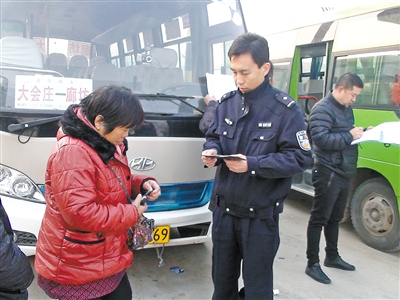 市交警二大队 深入客运企业开展安全检查