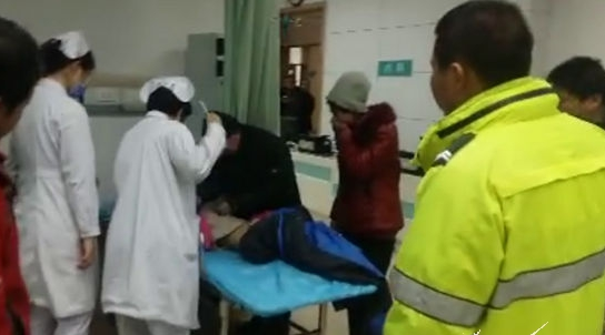 女孩高烧抽搐 廊坊交警警车开道送医