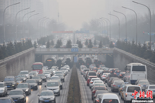 12月16日下午，北京东三环农展桥附近车辆行驶缓慢，雾霾渐浓。中新网记者 金硕 摄