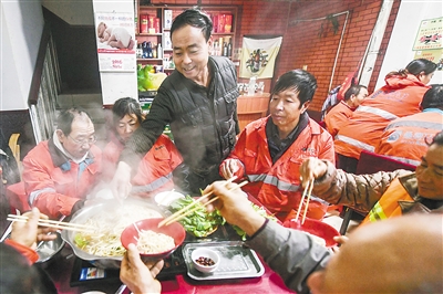 大城：爱心餐厅为环卫工人送上温暖早餐