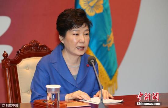 当地时间12月9日，韩国首尔，韩国国会通过总统弹劾案后，朴槿惠与韩国总理黄教安一起现身，与国务委员会面交谈。当天，韩国国会表决通过朴槿惠弹劾案，她将被立即停职，并由总理代行总统职责。图片来源：视觉中国