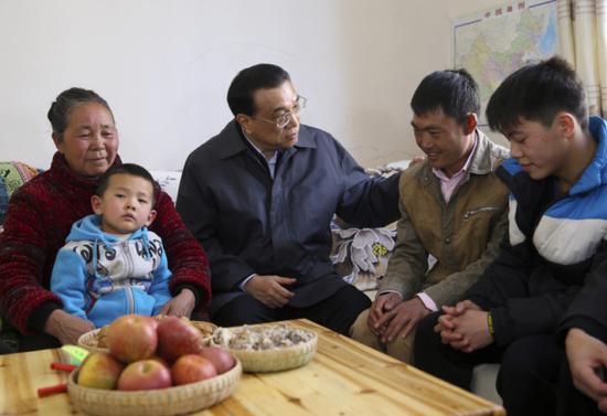 1月23日下午，李克强重返云南昭通鲁甸，在龙头山镇甘家寨安置点考察灾后恢复重建情况时，走进了甘永荣家中。