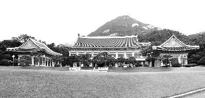首尔中央政府大楼(左)与青瓦台(右)。