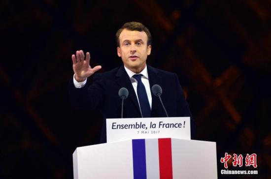 "马克龙在巴黎卢浮宫前举行的庆祝胜选集会上讲话。