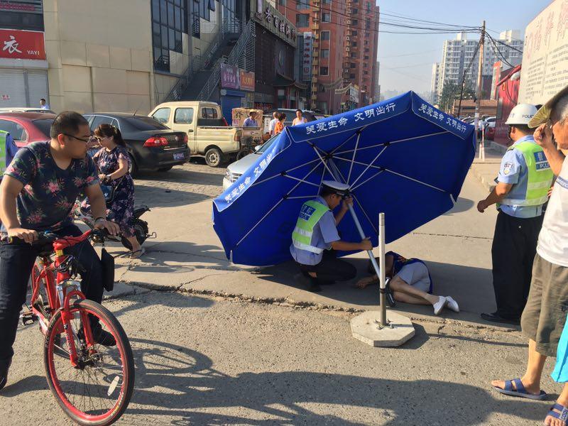 高温下暖心一幕：老人街头晕倒 交警为其撑伞