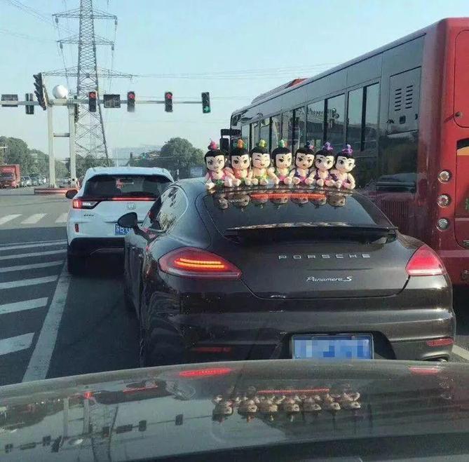 车主注意!车上贴了这种东西,引发事故要负全责 车主注意!车上贴了这种东西,引发事故要负全责