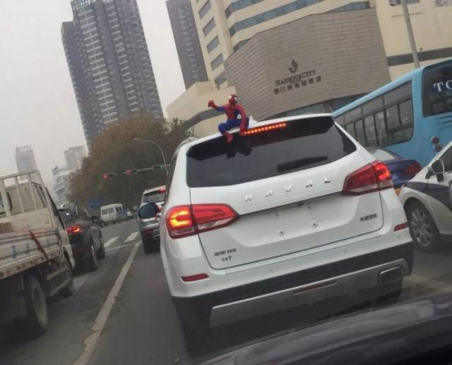 车主注意!车上贴了这种东西,引发事故要负全责 车主注意!车上贴了这种东西,引发事故要负全责