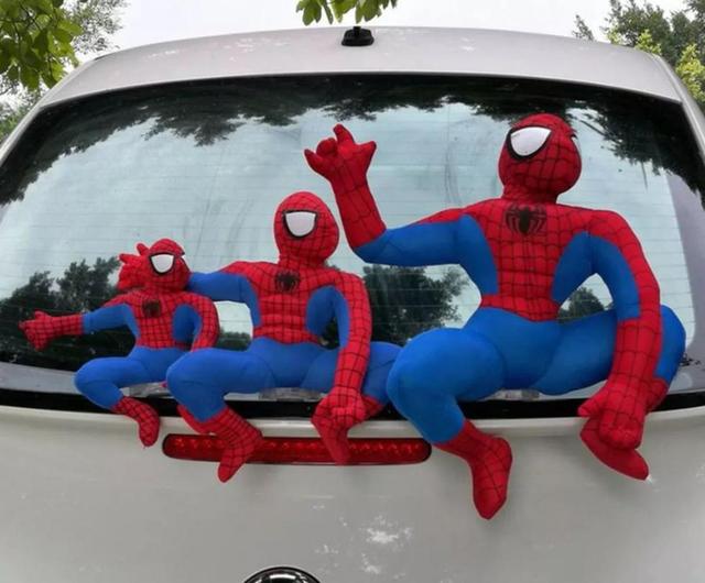 车主注意!车上贴了这种东西,引发事故要负全责 车主注意!车上贴了这种东西,引发事故要负全责