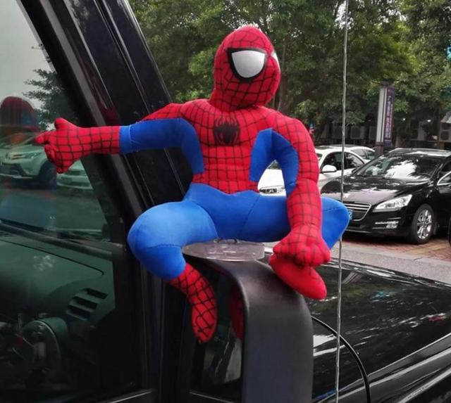 车主注意!车上贴了这种东西,引发事故要负全责 车主注意!车上贴了这种东西,引发事故要负全责