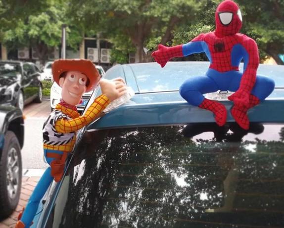 车主注意!车上贴了这种东西,引发事故要负全责 车主注意!车上贴了这种东西,引发事故要负全责