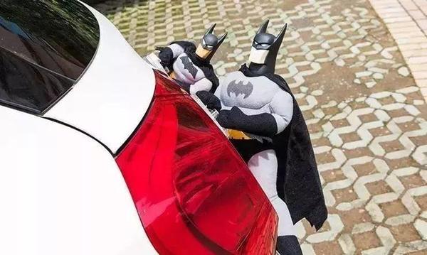 车主注意!车上贴了这种东西,引发事故要负全责 车主注意!车上贴了这种东西,引发事故要负全责