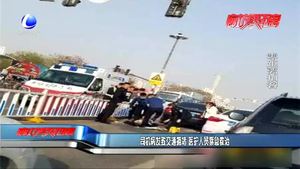 司机病发致交通拥堵 医护人员紧急救治