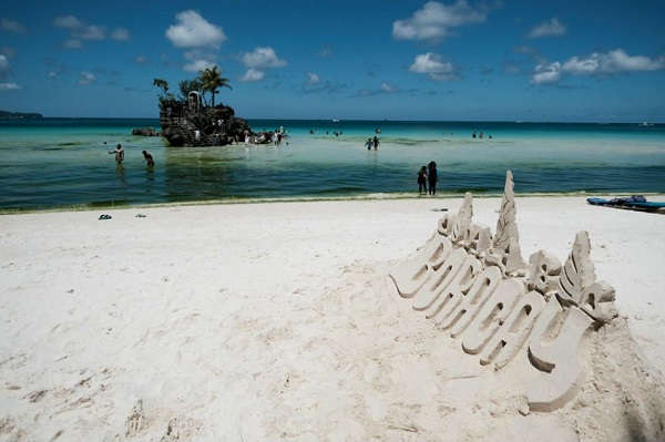 长滩岛白沙滩资料图（图片来源：菲律宾ABS-CBN网站）