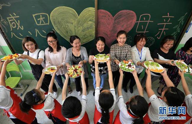 5月10日，在河北省邯郸市赵王小学开展的“感恩母亲”主题活动中，学生将制作的水果拼盘送给妈妈。