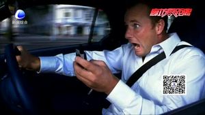 司机一走神儿 直接撞上隔离墩