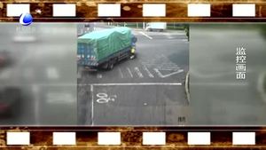 车辆转弯不注意 撞倒碾压电动车