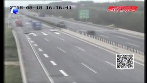 操作不当 货车横躺高速路