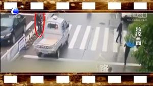 轿车占道守护老人过马路