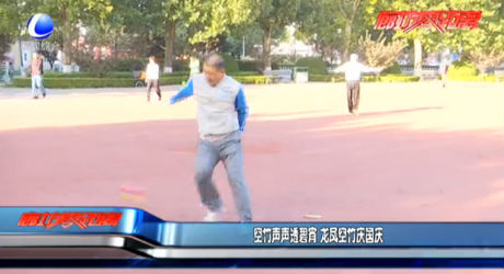 空竹声声透碧宵 龙凤空竹庆国庆