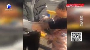 8岁女孩街头哭泣奔跑 暖心交警帮其找到妈妈