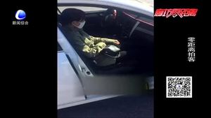 万庄一汽车被陌生女子“霸车”