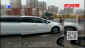 情侣花式秀恩爱 共享单车还能这样骑