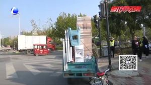 三轮车违规载货存隐患 交警教育并处罚