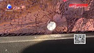 一小区附近三辆汽车被砸 提醒市民注意防范