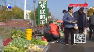 小区外有个临时菜市场 居民出入不便