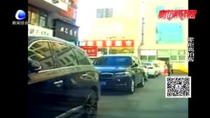 违规停车致拥堵 冀R牌照司机竟还拿出甩棍