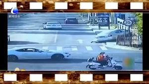 老人被压车底 众人出手相救