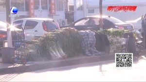 占道经营本违规 菜叶乱扔毁环境