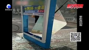 市区解放道上小摩托撞上公交站牌