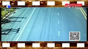 司机驾车开小差 老人横穿马路被撞