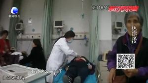 交警抱疾病老人乘警车就医 家属感动致谢