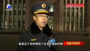 市综合执法局夜间执法拆违建 提升城市管理水平