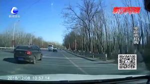 永清一小伙儿廊霸路上拽电线