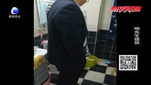 管道堵塞一楼住户遭殃 污水遍地家具受损