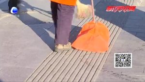 环卫工人 一把扫帚书写“马路情缘