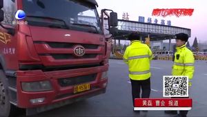 “扎皮筋”套车牌 司机被扣12分