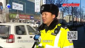 烟头掉落车厢起火 交警紧急处置