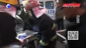 女子手卡绞肉机 消防成功解救