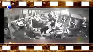 乘客与司机互殴 致车辆失控