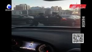 热心民警帮忙推车