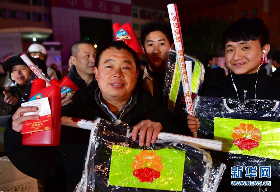 (新春走基层·关注春运)(4)向着家的方向骑行