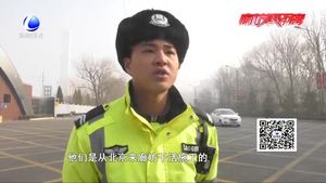 司机侥幸超员 交警及时制止